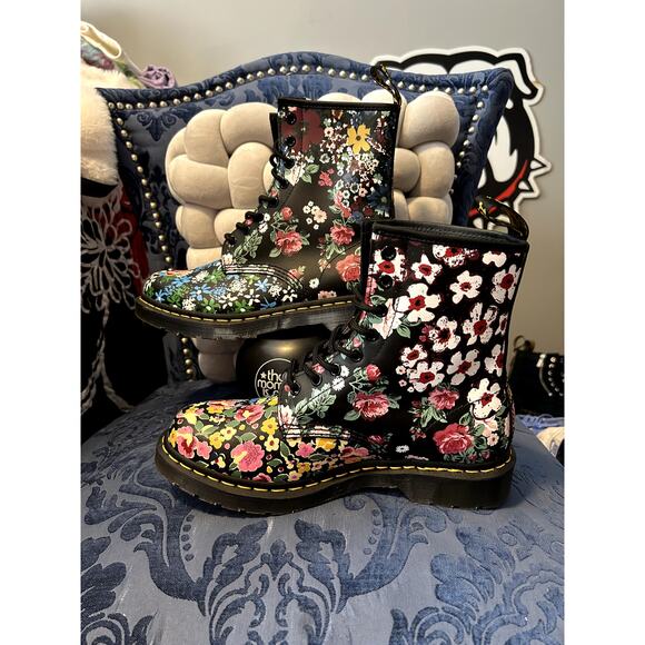 Dr Martens Pink Yellow Blue Floral Boots Size 9/EU41 NWOT - Picture 2 of 6